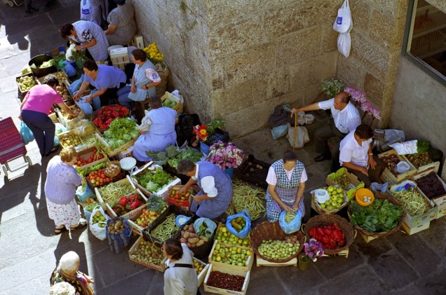 Vegetais, frutas e flores são vendidos no mercado ao ar livre da cidade de Santiago de Compostela