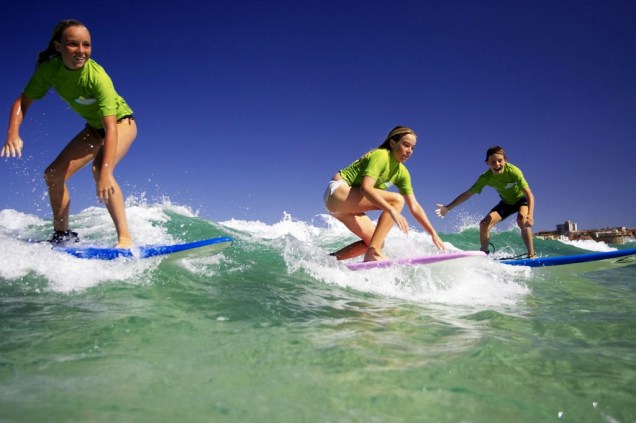 Escolas de surfe como a Lets Go Surfing, em Bondi Beach, são parte da forte presença cultural do esporte na Austrália. Crianças, jovens e adultos podem aprender as manhas do esporte em ondas menores para então enfrentar ondas clássicas como Bells e Surfers Paradise