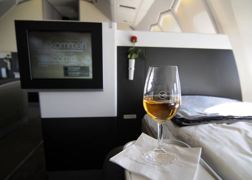 <strong>Lufthansa</strong> Em cada aeronave da Lufthansa há até oito lugares na primeira classe. As poltronas têm espaço para as pernas de até 243 centímetros e transformam-se rapidamente em leitos com quase dois metros de comprimento e 80 centímetros de largura. Mas o verdadeiro destaque da primeira classe da aérea alemã é o engenhoso sistema de isolamento acústico, que elimina o “barulhinho” característico das viagens de avião. Na hora da refeição, o cliente da primeira classe poderá escolher o que e quando quer comer e em qual sequência. As refeições são preparadas individualmente e servidas em peças de porcelana. Os chefs Harald Wohlfahrt (Baiersbronn, Alemanha), Dieter Müller (Bergisch Gladbach, Alemanha), Daniel Boulud (Nova York, EUA) ou Paul Bocuse (Lyon, França) assinam alguns dos cardápios regionais do menu. Se precisar de um pouco mais de privacidade, o viajante pode subir cortinas em volta do seu assento.<br /> <br /> <br /> <strong>Quanto custa:</strong> a passagem (ida e volta) entre São Paulo e Frankfurt tem tarifas a partir de US$ 7.657, mais taxas <strong>Lufthansa</strong> Em cada aeronave da Lufthansa há até oito lugares na primeira classe. As poltronas têm espaço para as pernas de até 243 centímetros e transformam-se rapidamente em leitos com quase dois metros de comprimento e 80 centímetros de largura. Mas o verdadeiro destaque da primeira classe da aérea alemã é o engenhoso sistema de isolamento acústico, que elimina o “barulhinho” característico das viagens de avião. Na hora da refeição, o cliente da primeira classe poderá escolher o que e quando quer comer e em qual sequência. As refeições são preparadas individualmente e servidas em peças de porcelana. Os chefs Harald Wohlfahrt (Baiersbronn, Alemanha), Dieter Müller (Bergisch Gladbach, Alemanha), Daniel Boulud (Nova York, EUA) ou Paul Bocuse (Lyon, França) assinam alguns dos cardápios regionais do menu. Se precisar de um pouco mais de privacidade, o viajante pode subir cortinas em volta do seu assento.<br /> <br /> <br /> <strong>Quanto custa:</strong> a passagem (ida e volta) entre São Paulo e Frankfurt tem tarifas a partir de US$ 7.657, mais taxas