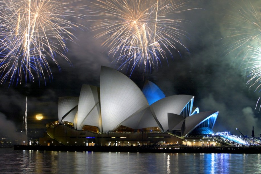 A festa de réveillon de Sydney é uma das mais concorridas do planeta, com a bela baía servindo de pano de fundo para o animado show de fogos