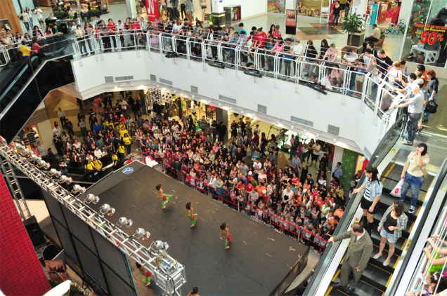 Uma multidão se aglomera no <strong>Shopping Mueller</strong> para acompanhar a apresentação de dança do<strong> Palco Aberto </strong>durante o <strong>Festival de Dança de Joinville</strong>, em Santa Catarina