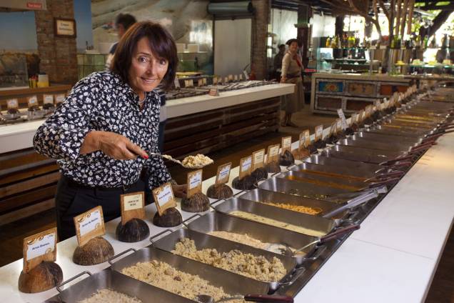 Leneide Maia Albuquerque, proprietária da rede de restaurantes Mangai, se torna a primeira mulher a conquistar o prêmio e altera o nome da premiação para Restauratrice do Ano na edição 2012 do GUIA BRASIL