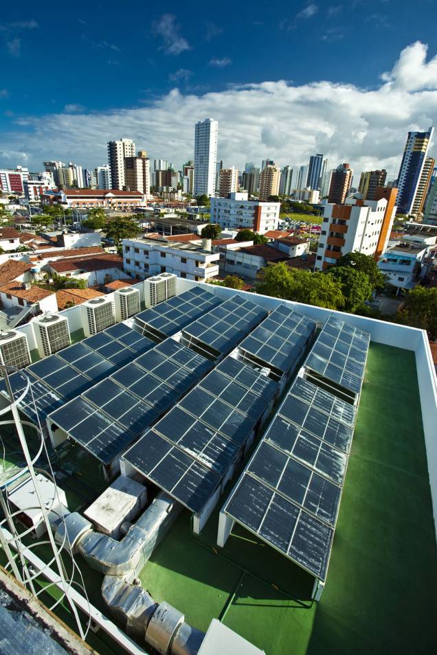 Placas para a captação de energia solar cobrem o telhado do hotel Placas para a captação de energia solar cobrem o telhado do hotel