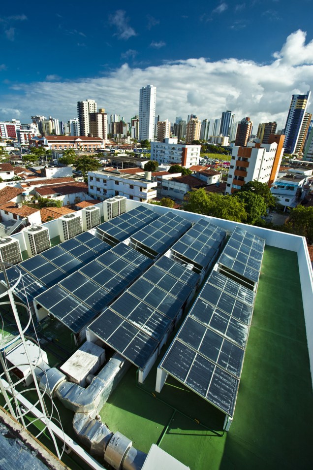 Placas para a captação de energia solar cobrem o telhado do hotel