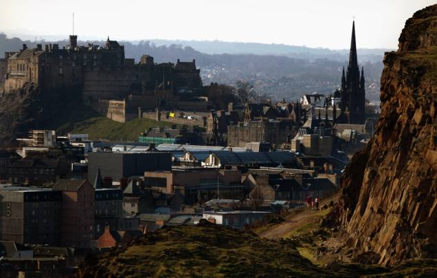 Vista geral de Edimburgo, na Escócia, com Salisbury Crags e o famoso castelo dominando a cidade