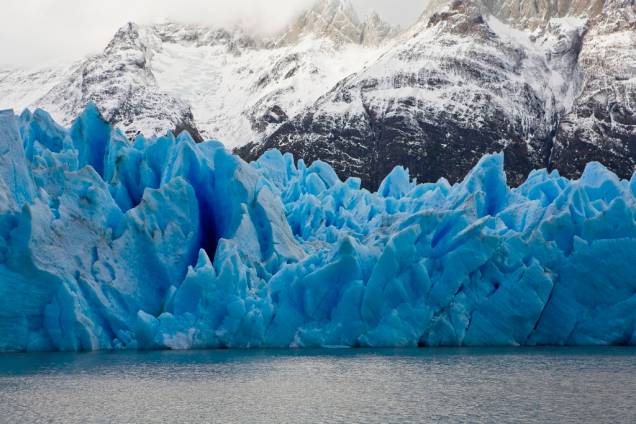 A geleira Grey, de cerca de 30 quilômetros de comprimento, é parte do campo de gelo patagônico sul, uma das maiores concentrações glaciais fora dos pólos terrestres. Vista do céu, a formação parece um enorme urso branco avançando sobre uma massa de água. No entanto, a geleira está em franco processo de retrocesso, desprendendo gigantescos blocos azulados sobre as águas do Lago Grey