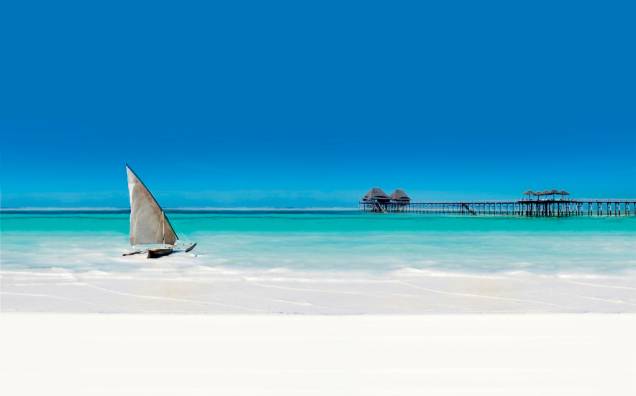 Zanzibar é um pequeno arquipélago na costa da Tanzânia, oferecendo belas variações cromáticas insanas, típicas do oceano Índico Zanzibar é um pequeno arquipélago na costa da Tanzânia, oferecendo belas variações cromáticas insanas, típicas do oceano Índico