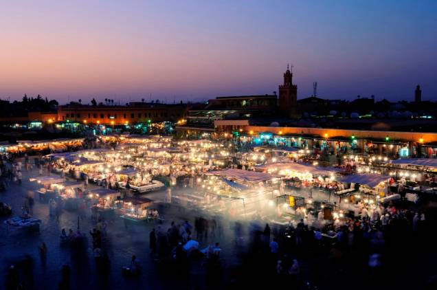 O Jemaa el Fna é uma imensa praça quadrangular na medina de Marrakesh. Durante o dia os transeuntes esbarram em acrobatas e encantadores de serpente, mas quando a noite cai todo o local é tomado por dezenas de barracas que vendem comidas típicas. A incrível atmosfera do local é considerada um patrimônio intangível da humanidade a pela Unesco.