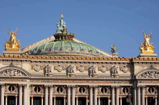 A Ópera Garnier foi projetada, em 1860, pelo arquiteto Charles Garnier para homenagear a França então comandada por Napoleão III
