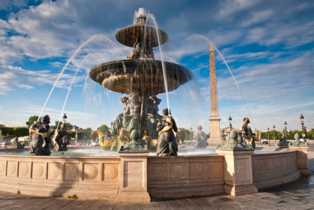 Fonte na Place de la Concorde, com o obelisco egípcio ao fundo Fonte na Place de la Concorde, com o obelisco egípcio ao fundo