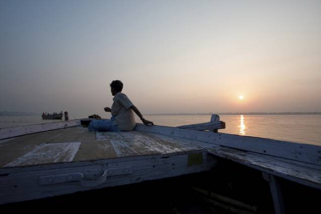 Barqueiro no rio Ganges, Varanasi Barqueiro no rio Ganges, Varanasi