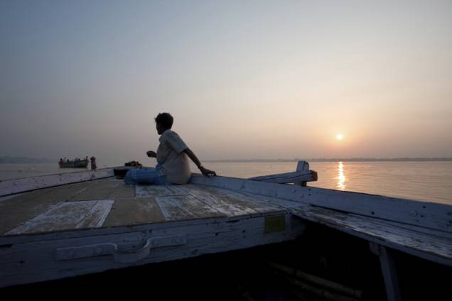 Barqueiro no rio Ganges, Varanasi