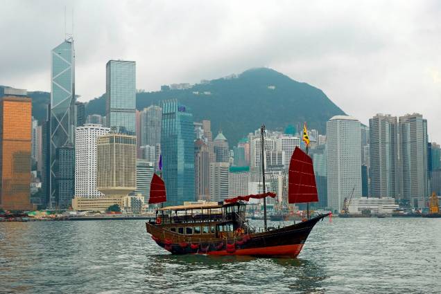 Por anos Hong Kong foi um domínio britânico, retornando à administração chinesa em 1997. Hoje a cidade ostenta um incrível vigor movido tanto por seu dinâmico porto como por instituições financeiras que aqui possuem modernos arranha-céus