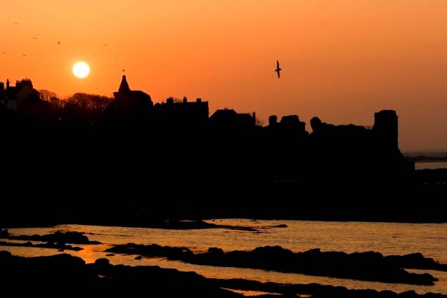 <strong>Saint Andrews, Escócia:</strong> Em poucos esportes a natureza tem um papel tão marcante como no golfe. <strong>Saint Andrews</strong>, na Escócia, é o berço da modalidade e local onde esta relação ganha tons dramáticos. O vento fustiga a relva, respingos parecem vir do mar cinzento. Se quiser dar suas tacadas em <em>greens </em>tão sagrados como a grama de <strong>Wimbledon</strong> ou o campo de <strong>Wembley</strong>, este é o lugar. <strong>Distância de Londres: 750 quilômetros</strong> <strong>Saint Andrews, Escócia:</strong> Em poucos esportes a natureza tem um papel tão marcante como no golfe. <strong>Saint Andrews</strong>, na Escócia, é o berço da modalidade e local onde esta relação ganha tons dramáticos. O vento fustiga a relva, respingos parecem vir do mar cinzento. Se quiser dar suas tacadas em <em>greens </em>tão sagrados como a grama de <strong>Wimbledon</strong> ou o campo de <strong>Wembley</strong>, este é o lugar. <strong>Distância de Londres: 750 quilômetros</strong>