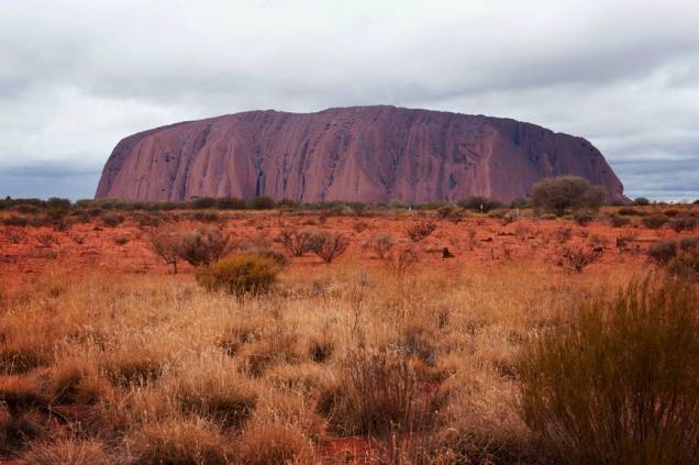 O monolito Uluru (Ayers Rock) é uma montanha sagrada para os povos nativos da região
