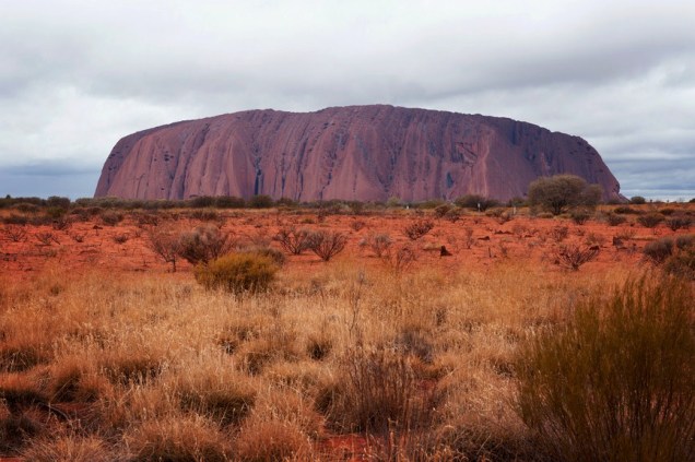 <strong><a href="https://parksaustralia.gov.au/uluru/" target="_blank" rel="noopener">Parque Nacional Uluru-Kata Tjuta</a>, Austrália</strong> Tomado como Patrimônio Mundial da Unesco, o parque tem um dos maiores ecossistemas terrenos do mundo. O nome da reserva foi batizado pelos aborígenes e quer dizer "muitas cabeças", graças às 36 abóbadas de arenito que compõem a região <em><a href="https://www.booking.com/searchresults.pt-br.html?aid=332455&sid=b6bf542626b1a2c7a9951e44506f270a&sb=1&src=searchresults&src_elem=sb&error_url=https%3A%2F%2Fwww.booking.com%2Fsearchresults.pt-br.html%3Faid%3D332455%3Bsid%3Db6bf542626b1a2c7a9951e44506f270a%3Btmpl%3Dsearchresults%3Bac_click_type%3Db%3Bac_position%3D0%3Bclass_interval%3D1%3Bdest_id%3D2992%3Bdest_type%3Dregion%3Bdtdisc%3D0%3Bfrom_sf%3D1%3Bgroup_adults%3D2%3Bgroup_children%3D0%3Binac%3D0%3Bindex_postcard%3D0%3Blabel_click%3Dundef%3Bno_rooms%3D1%3Boffset%3D0%3Bpostcard%3D0%3Braw_dest_type%3Dregion%3Broom1%3DA%252CA%3Bsb_price_type%3Dtotal%3Bsearch_selected%3D1%3Bshw_aparth%3D1%3Bslp_r_match%3D0%3Bsrc%3Dsearchresults%3Bsrc_elem%3Dsb%3Bsrpvid%3D99098235198d0098%3Bss%3DAlaska%252C%2520USA%3Bss_all%3D0%3Bss_raw%3Dalaska%3Bssb%3Dempty%3Bsshis%3D0%3Bssne%3DWrangell-St.%2520Elias%2520National%2520Park%2520%2520%2520Preserve%252C%2520Alaska%252C%2520USA%3Bssne_untouched%3DWrangell-St.%2520Elias%2520National%2520Park%2520%2520%2520Preserve%252C%2520Alaska%252C%2520USA%3Btop_ufis%3D1%26%3B&ss=Uluru%2C+Uluru-Kata+Tjuta+National+Park%2C+Petermann+NT%2C+Australia&is_ski_area=&ssne=Alasca&ssne_untouched=Alasca&checkin_monthday=&checkin_month=&checkin_year=&checkout_monthday=&checkout_month=&checkout_year=&group_adults=2&group_children=0&no_rooms=1&from_sf=1&ss_raw=Uluru-Kata+Tjuta+national+park&ac_position=1&ac_click_type=g&dest_id=ChIJI1JibStsIysRIV_Fm03NqEM&dest_type=landmark&place_id=ChIJI1JibStsIysRIV_Fm03NqEM&place_id_lat=-25.3444277&place_id_lon=131.0368822&place_types=natural_feature%2Cestablishment&search_pageview_id=99098235198d0098&search_selected=true" target="_blank" rel="noopener">Veja preços de hotéis próximos a Uluru no Booking.com</a></em>