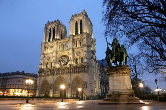 O impacto visual da Catedral de Notre Dame começa por suas dimensões – 130 metros de profundidade, 48 de largura e 35 de altura, o que a torna apta a acomodar até 6 mil pessoas