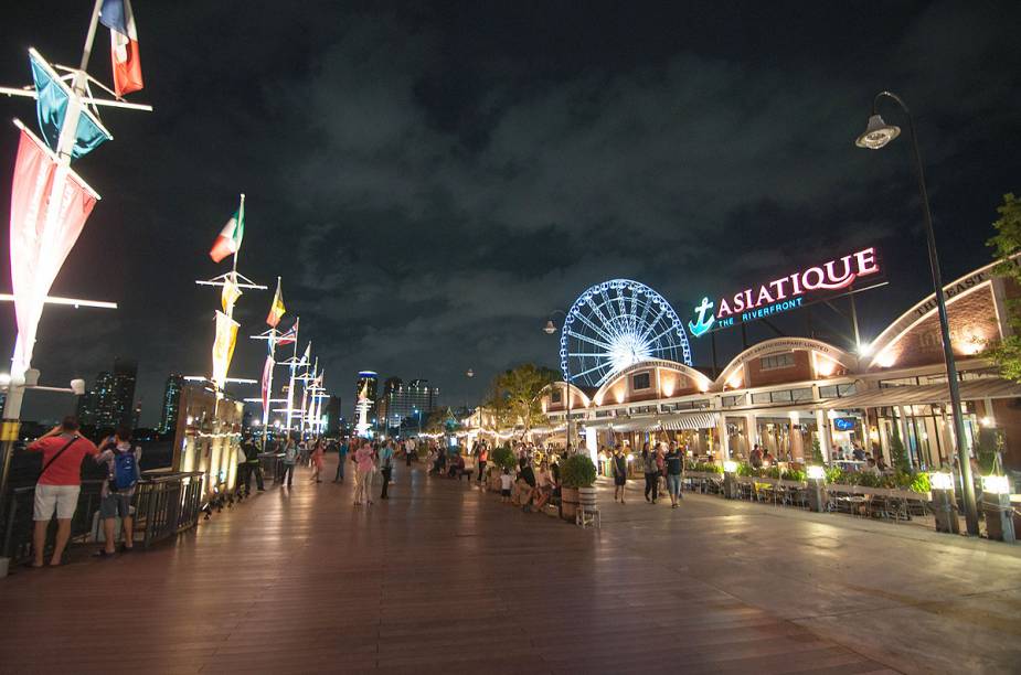 O mercado Asiatique, que fica de frente para o rio Chao Phraya, em Bangcoc