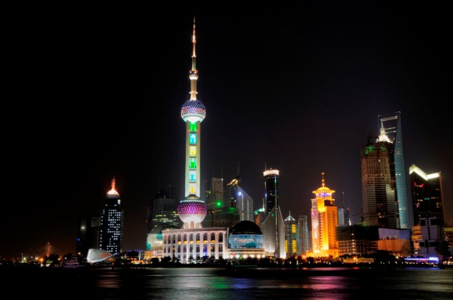Xangai é uma das cidades que puxam o vigoroso momento econômico da China atual. Edifícios com os mais variados estilos surgem da noite para o dia, ostentando poder e orgulho que só encontram paralelo em eventos como a ostensivamente kitsch Feira dos Milionários