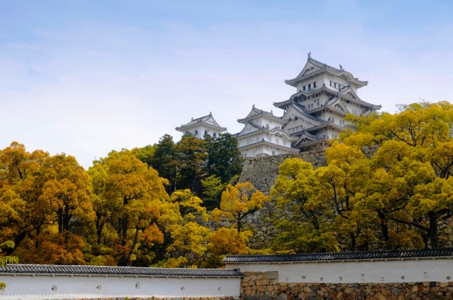 O castelo Himeji, próximo a Kobe, é o mais bem preservado exemplar do Japão e é frequentemente utilizado como set de filmagens