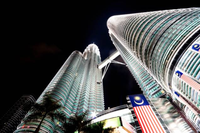 <strong>Petronas Tower, Kuala Lumpur, Malásia</strong>Com 452 metros de altura, as torres gêmeas da Malásia foram por alguns anos os maiores edifícios do mundo. A engenharia vanguardista do projeto levou em conta diversos traços da cultura islâmica, a religião predominante no país 