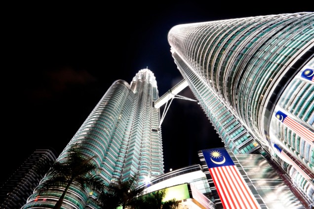 <strong>Petronas Tower, Kuala Lumpur, Malásia</strong>Com 452 metros de altura, as torres gêmeas da Malásia foram por alguns anos os maiores edifícios do mundo. A engenharia vanguardista do projeto levou em conta diversos traços da cultura islâmica, a religião predominante no país 