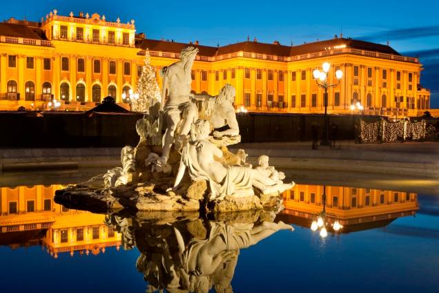 O magnífico palácio de verão dos Habsburgo, o Schönbrunn, é um dos passeios imperdíveis em Viena, não só por seus belos quartos decorados e extensos jardins, mas também por ser uma aula de história em estado puro