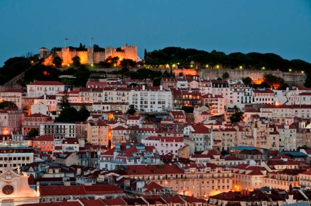 Vista do bairro de Alfama, com o Castelo São Jorge no alto da colina