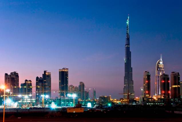Skyline de Dubai, dominado pelo Burj Khalifa, o edifício mais alto do mundo Skyline de Dubai, dominado pelo Burj Khalifa, o edifício mais alto do mundo