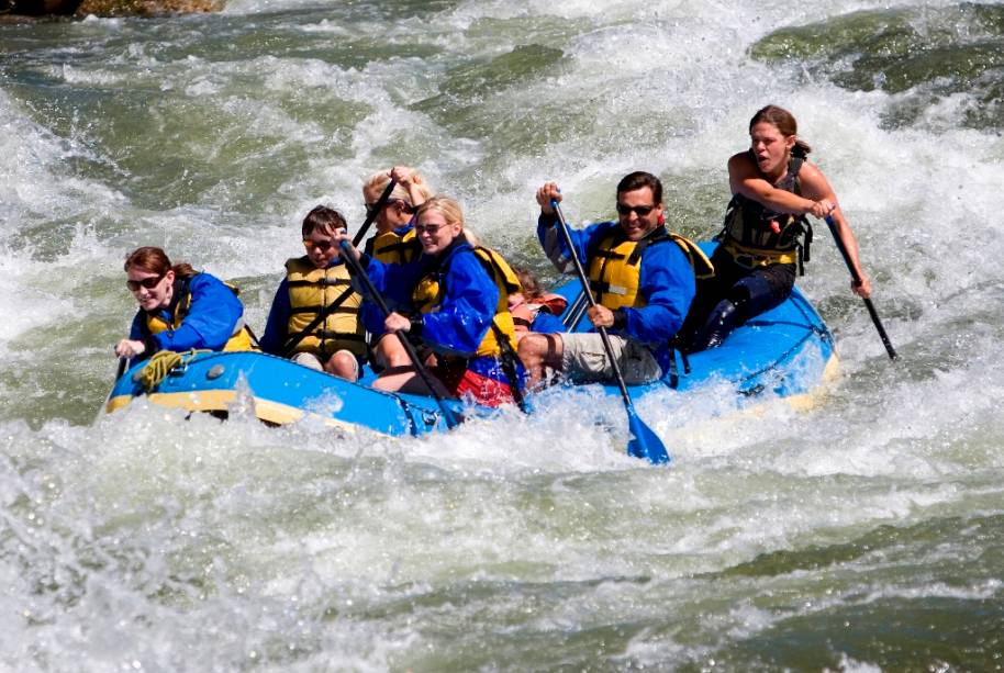 <strong>Rafting</strong>        Esporte coletivo por excelência, a descida de corredeiras rápidas em botes de borracha é uma atividade para toda a família. O Brasil está repleto de bons rios para a prática do esporte, como o <a href="https://viajeaqui.abril.com.br/estabelecimentos/br-rj-tres-rios-atracao-rafting-no-rio-paraibuna" rel="Paraibuna" target="_blank">Paraibuna</a> (Três Rios, RJ), o Macaé (Casimiro de Abreu, RJ) e <a href="https://viajeaqui.abril.com.br/estabelecimentos/br-sp-juquitiba-atracao-rafting-no-rio-juquia" rel="Juquiá " target="_blank">Juquiá </a>(Juquitiba, SP). Igualmente radiciais são os programas em <a href="https://viajeaqui.abril.com.br/cidades/br-sp-brotas" rel="Brotas" target="_blank">Brotas</a>, <a href="https://viajeaqui.abril.com.br/cidades/br-sp-socorro" rel="Socorro" target="_blank">Socorro</a>, <a href="https://viajeaqui.abril.com.br/estabelecimentos/br-ms-costa-rica-atracao-parque-natural-municipal-salto-do-sucuriu" rel="Salto do Sucuriú " target="_blank">Salto do Sucuriú </a>(MS) e <a href="https://viajeaqui.abril.com.br/estabelecimentos/br-sp-sao-luiz-do-paraitinga-atracao-rafting-no-rio-paraibuna" rel="São Luiz do Paraitinga " target="_blank">São Luiz do Paraitinga </a>(SP). Se a descida do <a href="https://viajeaqui.abril.com.br/estabelecimentos/br-pr-tibagi-atracao-rafting-no-rio-tibagi" rel="rio Tibagi " target="_blank">rio Tibagi </a>(PR) também é digna de nota, o do <a href="https://viajeaqui.abril.com.br/estabelecimentos/br-sc-apiuna-atracao-rafting-no-rio-itajaiacu" rel="Itajaí-Açú" target="_blank">Itajaí-Açú</a>, em Apiúna, Santa Catarina, é o melhor do país segundo o GUIA QUATRO RODAS.        Fora do país, alguns dos percursos mais disputados estão em países vizinhos, como Peru e Chile, além dos Estados Unidos, no rio Colorado.        Em águas mais calmas (e fora da estação das chuvas), crianças também podem passear com segurança e, nos trechos mais calmos, até ajudar nas remadas