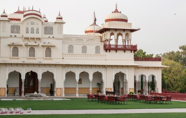 A fachada do Rambagh Palace - coisa de marajá