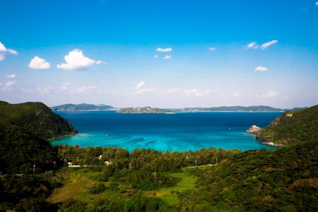 <strong>Praias paradisíacas</strong>        Fugindo do calor das cidades, os japoneses rumam para locais mais amenos, no alto das montanhas ou para algumas de suas praias. Okinawa, no sul do país, possui clima tropical, mar com incríveis tons de azul, points de mergulho com boa infraestrutura e uma rica cena cultural 