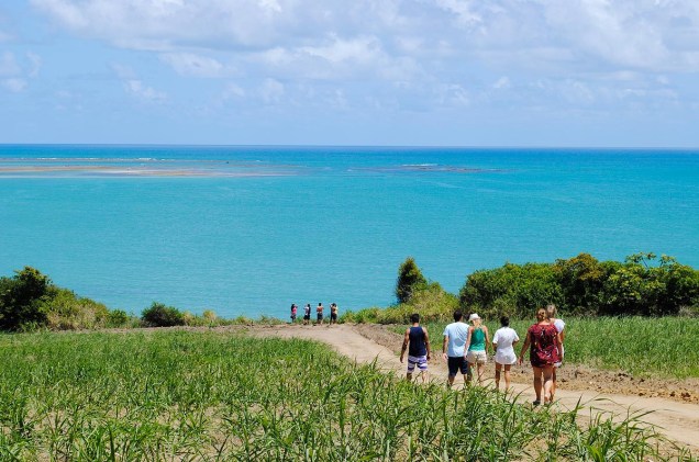 Turistas chegam à pé na praia de Carro Quebrado, uma das mais famosas do litoral alagoano