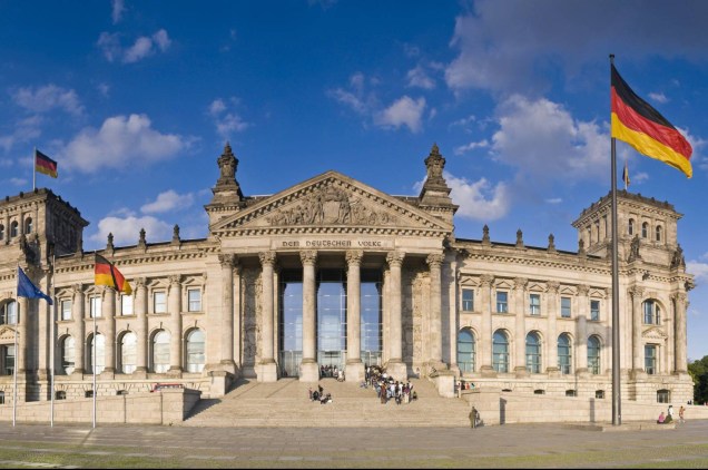 O <a href="https://viajeaqui.abril.com.br/estabelecimentos/alemanha-berlim-atracao-reichstag" rel="Reichstag">Reichstag</a>, atual sede do Parlamento Alemão, em Berlim