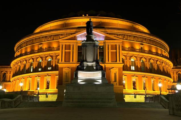 <strong><a href="https://www.royalalberthall.com/" target="_blank" rel="noopener">Royal Albert Hall</a>, <a href="https://viajeaqui.abril.com.br/cidades/reino-unido-londres" target="_blank" rel="noopener">Londres</a>, <a href="https://viajeaqui.abril.com.br/paises/reino-unido" target="_blank" rel="noopener">Reino Unido</a></strong> Inaugurada na capital britânica em 1871 pela Rainha Vitória, em memória de seu consorte Albert, essa bela e grandiosa casa de espetáculos foi projetada com o intuito de valorizar as artes e as ciências. A construção, que inclui uma linda abóbada de vidro, tornou-se um dos símbolos do entretenimento na cidade. Hoje, cerca de um milhão de pessoas passam anualmente pela casa, que foi palco de diversas personalidades importantes ao redor do globo. Apresentações emblemáticas de bandas como Led Zeppelin, The Killers, Adele e Paul McCartney fizeram história por aqui <strong><a href="https://www.royalalberthall.com/" target="_blank" rel="noopener">Royal Albert Hall</a>, <a href="https://viajeaqui.abril.com.br/cidades/reino-unido-londres" target="_blank" rel="noopener">Londres</a>, <a href="https://viajeaqui.abril.com.br/paises/reino-unido" target="_blank" rel="noopener">Reino Unido</a></strong> Inaugurada na capital britânica em 1871 pela Rainha Vitória, em memória de seu consorte Albert, essa bela e grandiosa casa de espetáculos foi projetada com o intuito de valorizar as artes e as ciências. A construção, que inclui uma linda abóbada de vidro, tornou-se um dos símbolos do entretenimento na cidade. Hoje, cerca de um milhão de pessoas passam anualmente pela casa, que foi palco de diversas personalidades importantes ao redor do globo. Apresentações emblemáticas de bandas como Led Zeppelin, The Killers, Adele e Paul McCartney fizeram história por aqui
