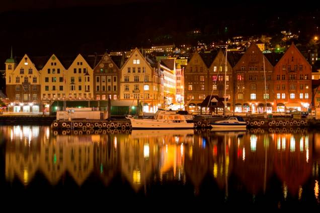 Patrimônio da humanidade, os antigos armazéns do cais de Bryggen, em Bergen, hoje abrigam simpáticas lojas, cafés e restaurantes