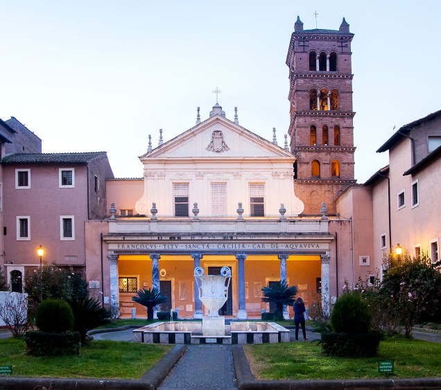 Outra igreja famosa no bairro é a Basilica di Santa Cecilia in Trastevere. O local é especial para os devotos da santa: foi exatamente ali que ela foi matirizada, no ano 230
