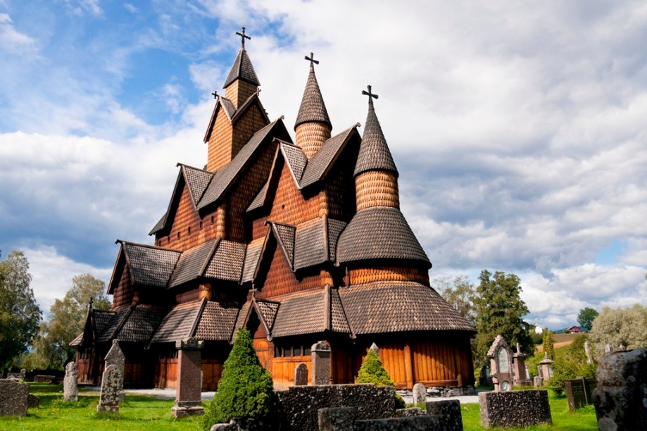 As igrejas de madeira conhecidas como stavekirke são típicas construções cristãs medievais encontradas em boa parte da Escandinávia. Esta fica em Heddal, em Telemark, e data do século 13