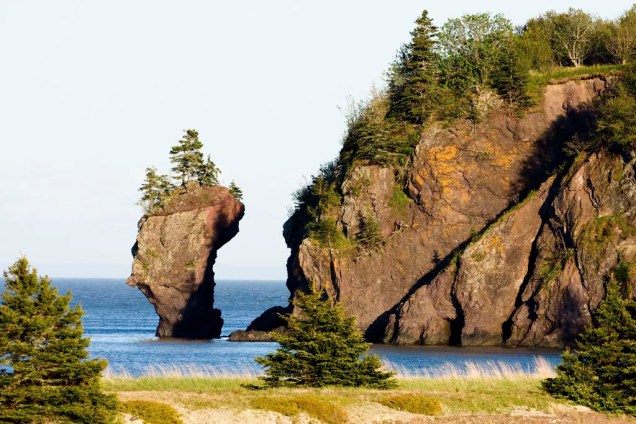 Conhecida por ter as marés mais altas do mundo, que chegam a 16,2 metros, a Baía de Fundy, no Canadá, é famosa por suas rochas esculpidas pela ação das águas e por abrigar 12 espécies de baleia