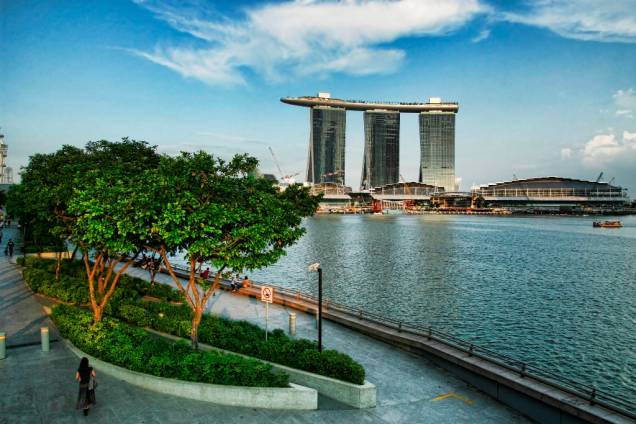 O Marina Bay Sands é uma das grandes atrações de Cingapura, com sua piscina de borda-infinita ao ar-livre. Detalhe: ela está no topo do edifício, 55 andares para cima
