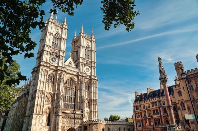 Ao lado do prédio do Parlamento está a Abadia de Westminster, em estilo gótico, lugar onde acontecem coroações de monarcas britânicos e casamentos reais, como o do príncipe William com Kate Middleton