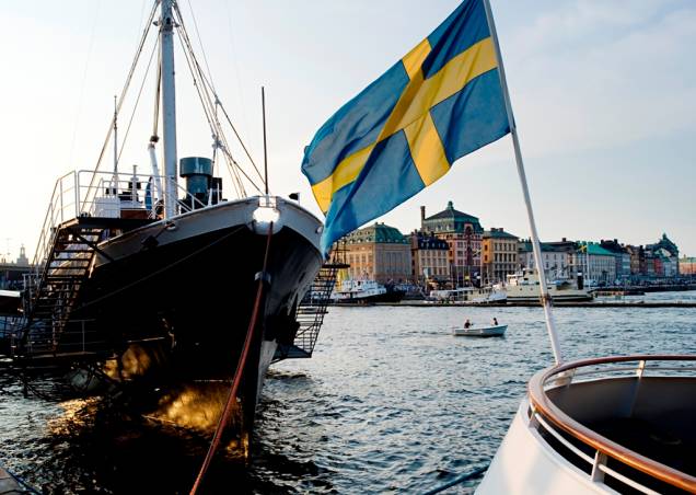 A Suécia, como outros países nórdicos, adotou uma bandeira baseada na <strong>Dannebrog</strong> dinamarquesa. Considerada a bandeira oficial mais antiga em uso por uma nação soberana, a bandeira com cruz da Dinamarca daria origem aos de outros países da região como Islândia, Noruega e Finlândia