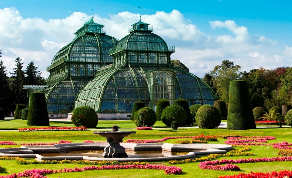 O Palmenhaus são grandes estufas nos jardins do Palácio Schönbrunn, abertas no século 19. Desde então guardam inúmeras espécies botânicas de diversas partes do globo