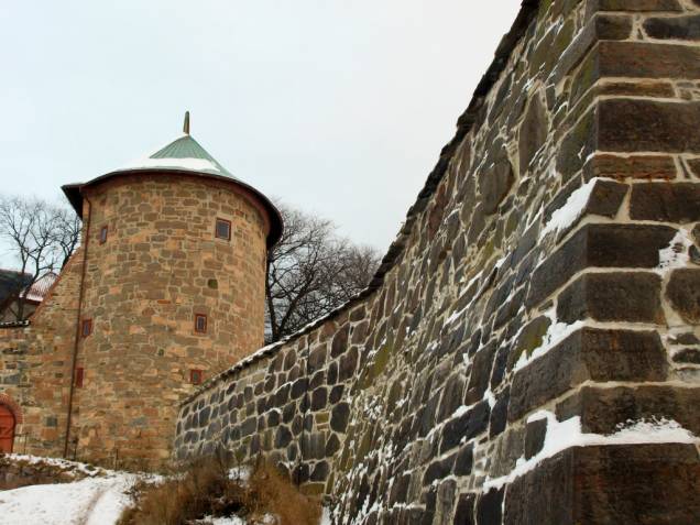 Comissionado por Haakon V, a fortaleza de Akershus Festning era o sistema defensivo principal de Oslo