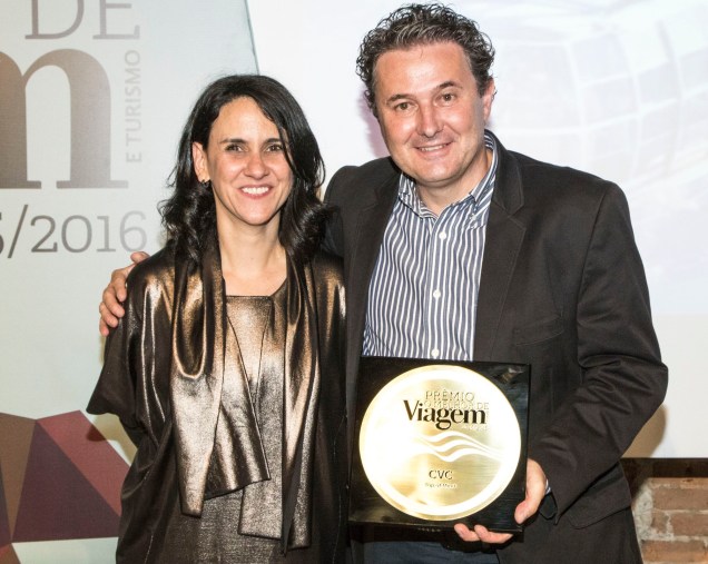 O diretor de marketing da CVC, Marcelo Oste, recebe de Angélica Santa Cruz o prêmio de melhor operadora