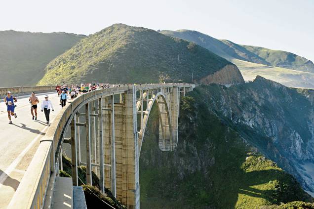 Corredores em ponte no trajeto da Maratona Big Sur Corredores em ponte no trajeto da Maratona Big Sur