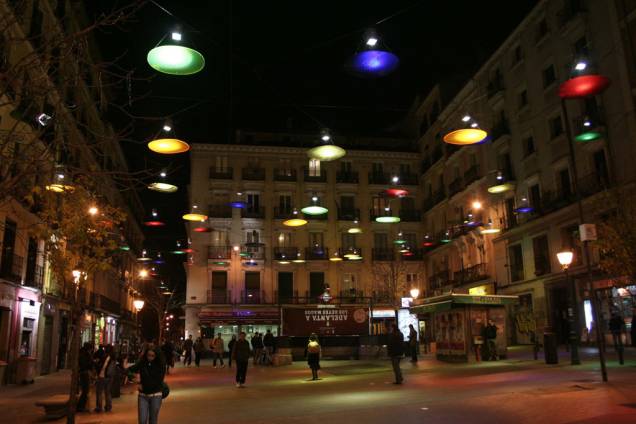 Frequentada pela comunidade LGBT, a Plaza de Chueca é um bom lugar para curtir a noite de Madri Frequentada pela comunidade LGBT, a Plaza de Chueca é um bom lugar para curtir a noite de Madri