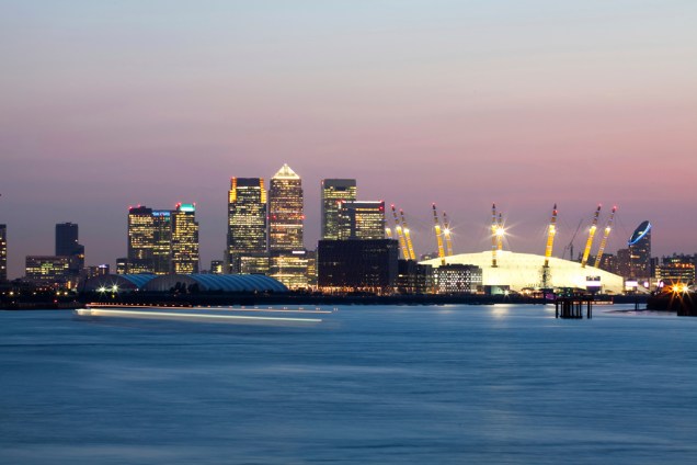 As docas do distrito financeiro de Canary Wharf e o gigantesco Millenium Dome, do arquiteto Richard Rogers, onde são realizados espetáculos musicais As docas do distrito financeiro de Canary Wharf e o gigantesco Millenium Dome, do arquiteto Richard Rogers, onde são realizados espetáculos musicais