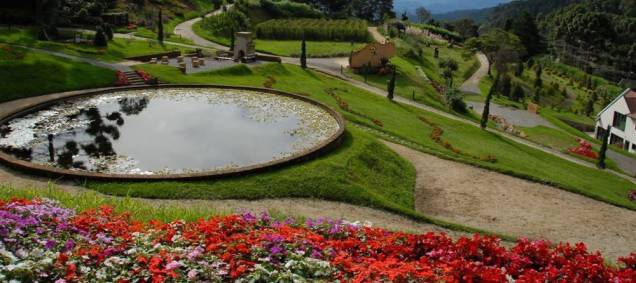 Os jardins do Parque Amantikir são bem-cuidados e proporcionam um passeio agradável em meio à natureza
