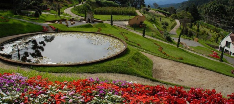 Os jardins do Parque Amantikir são bem-cuidados e proporcionam um passeio agradável em meio à natureza